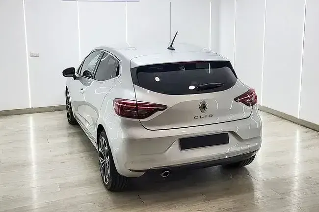 Usado Renault Clio Zen 91 CV (66 kW) 2023 Gris Utilitario