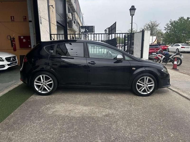 Käytetty Seat Leon FR 140 HP (102 kW) 2012 Musta Viistoperä