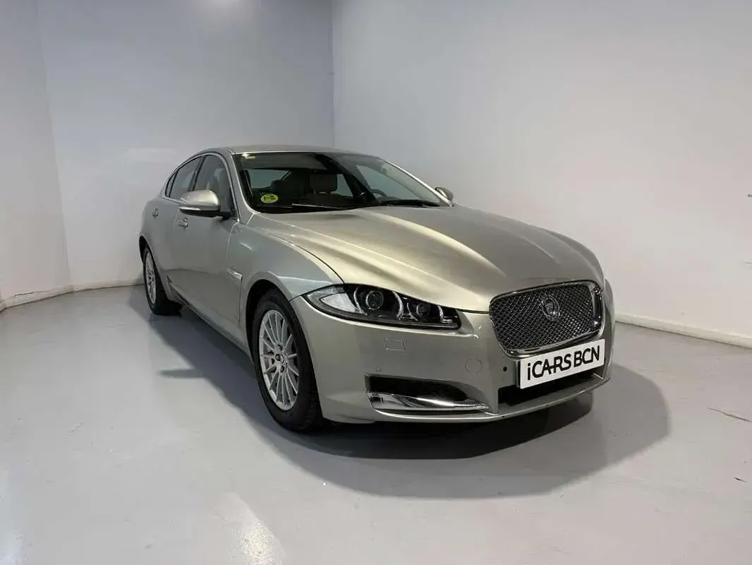 Usado Jaguar XF Premium Luxury 240 CV (176 kW) 2012 Gris / plata Berlina