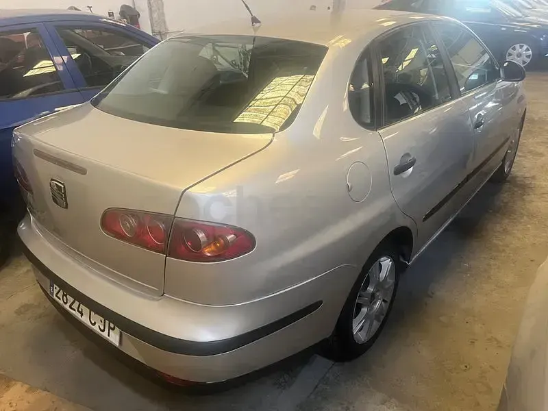 Usado Seat Cordoba 100 CV (73 kW) 2003 Gris / plata Berlina