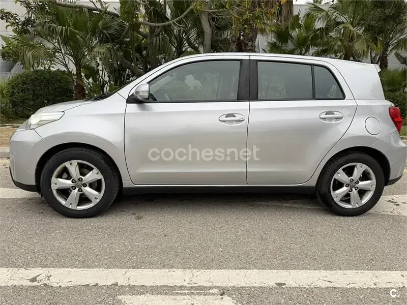 Usado Toyota Urban Cruiser Active 100 CV (73 kW) 2009 Gris / plata Utilitario
