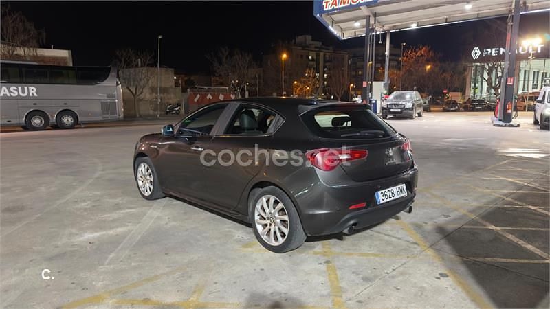 Usado Alfa Romeo Giulietta Distinctive 140 CV (102 kW) 2012 Gris / plata Berlina