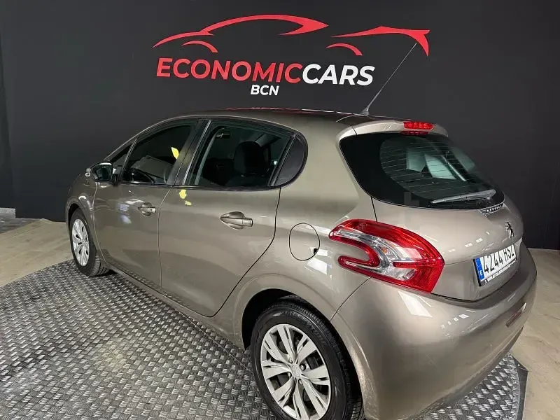 Usado Peugeot 208 Active 92 CV (67 kW) 2012 Beige Utilitario