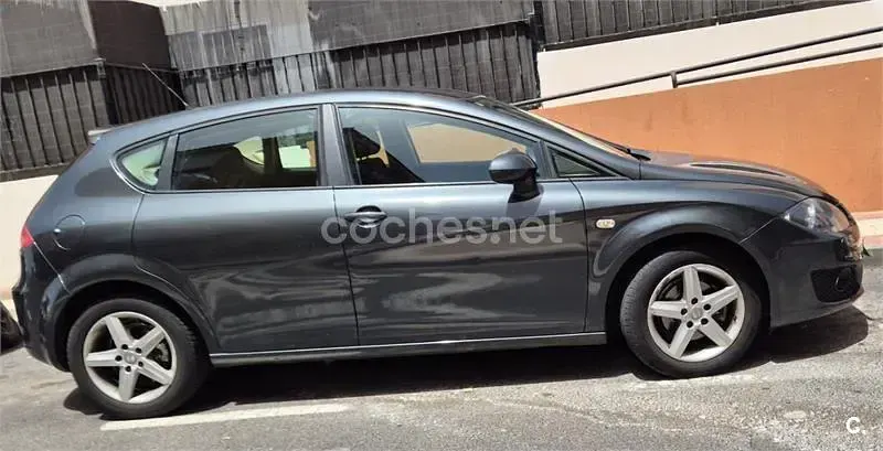 Usado Seat Leon Style 105 CV (77 kW) 2012 Gris / plata Berlina