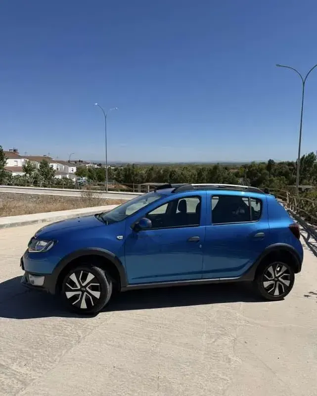 Usado Dacia Sandero Stepway 90 CV (66 kW) 2013 Azul Utilitario
