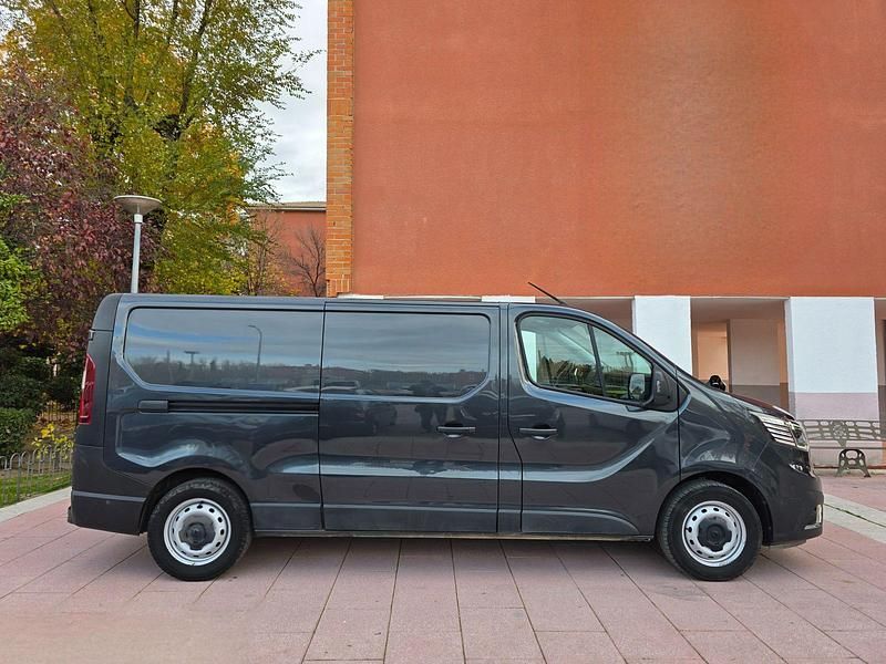 Usado Renault Trafic 130 CV (95 kW) 2022 Gris Monovolumen