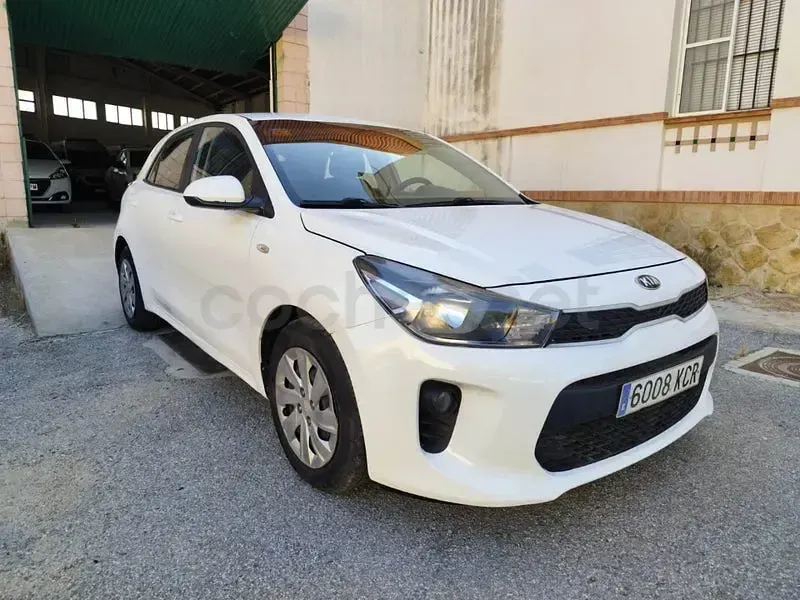 Usado Kia Rio Plus 84 CV (61 kW) 2018 Blanco Berlina