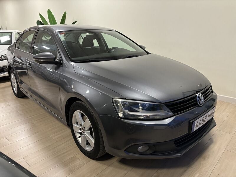 Usado VW Jetta Advance 105 CV (77 kW) 2012 Gris Berlina