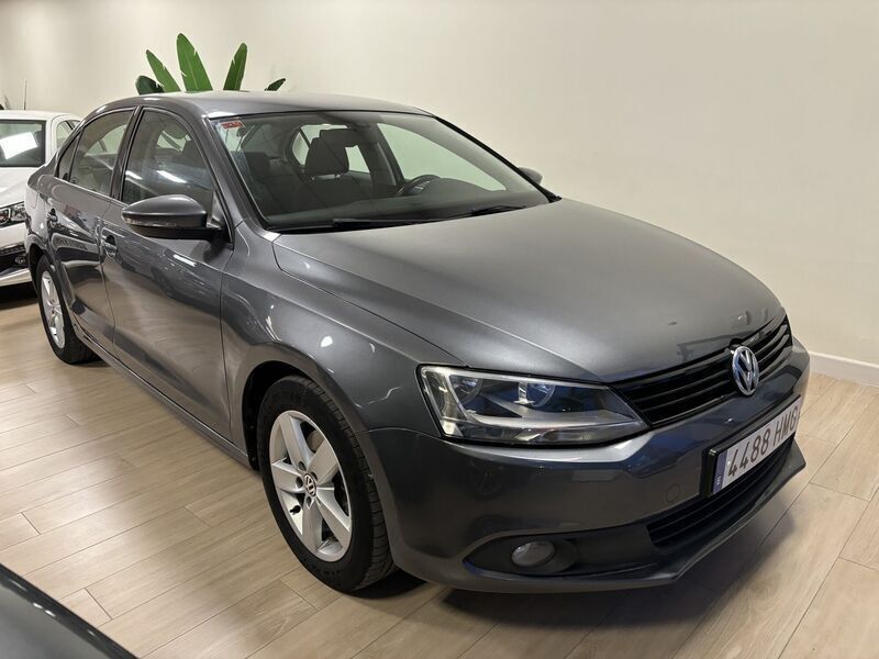 Gris Usado 2012 VW Jetta Advance Berlina | 8990 € (Caro) - Imagen 1/4