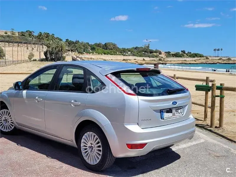 Usado Ford Focus Trend 90 CV (66 kW) 2011 Gris / plata Berlina