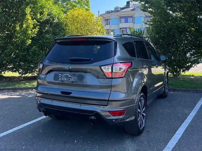 Usado Ford Kuga ST-Line 150 CV (110 kW) 2018 Gris / plata SUV