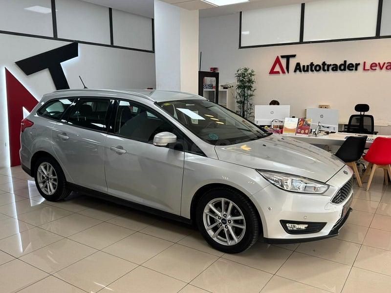 Usado Ford Focus Trend 125 CV (91 kW) 2018 Gris / plata Familiar