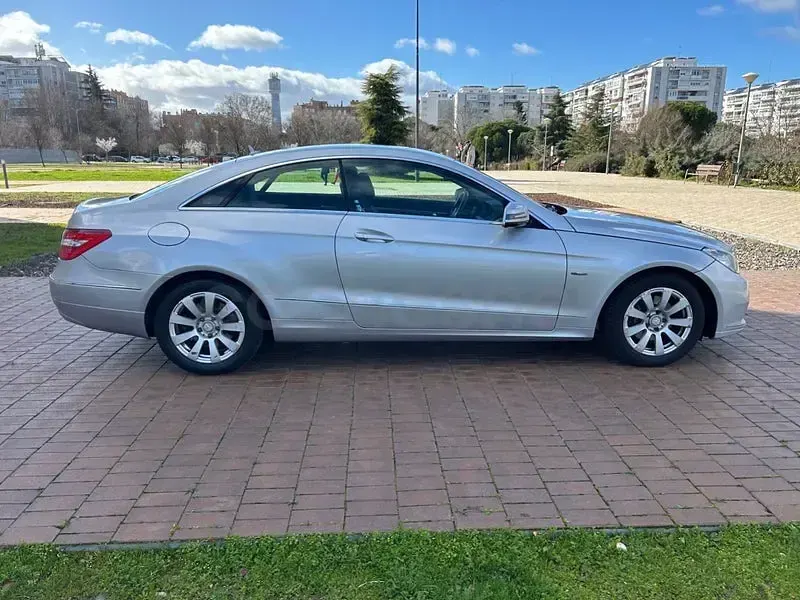 Usado Mercedes E250 204 CV (150 kW) 2010 Gris / plata Coupe
