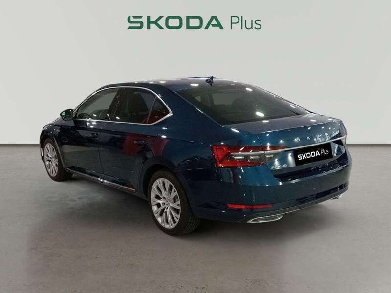 Usado Skoda Superb LAURIN & KLEMENT 296 CV (217 kW) 2022 Color azul Berlina
