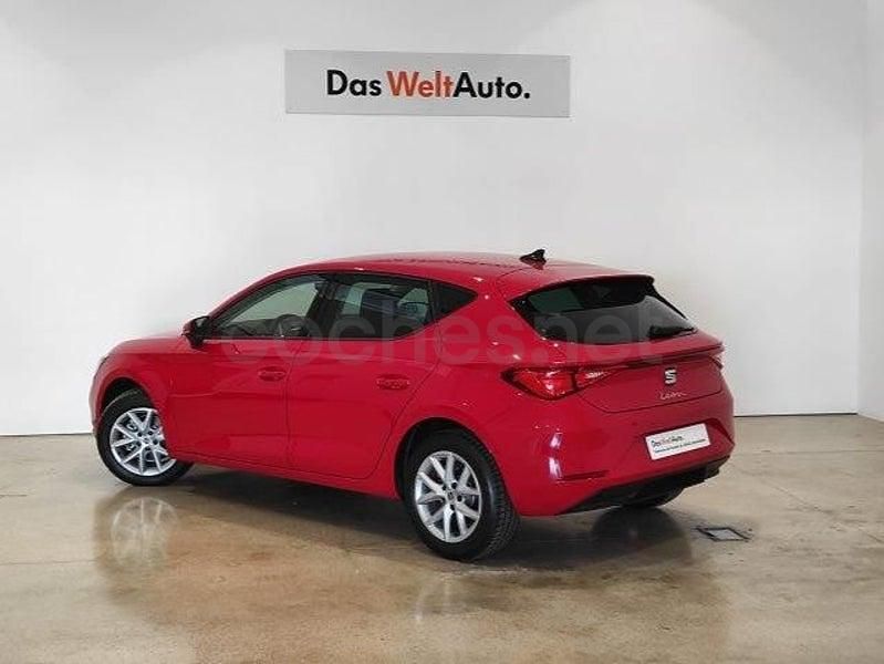 Käytetty Seat Leon Style 130 HP (95 kW) 2023 Punainen Sedan