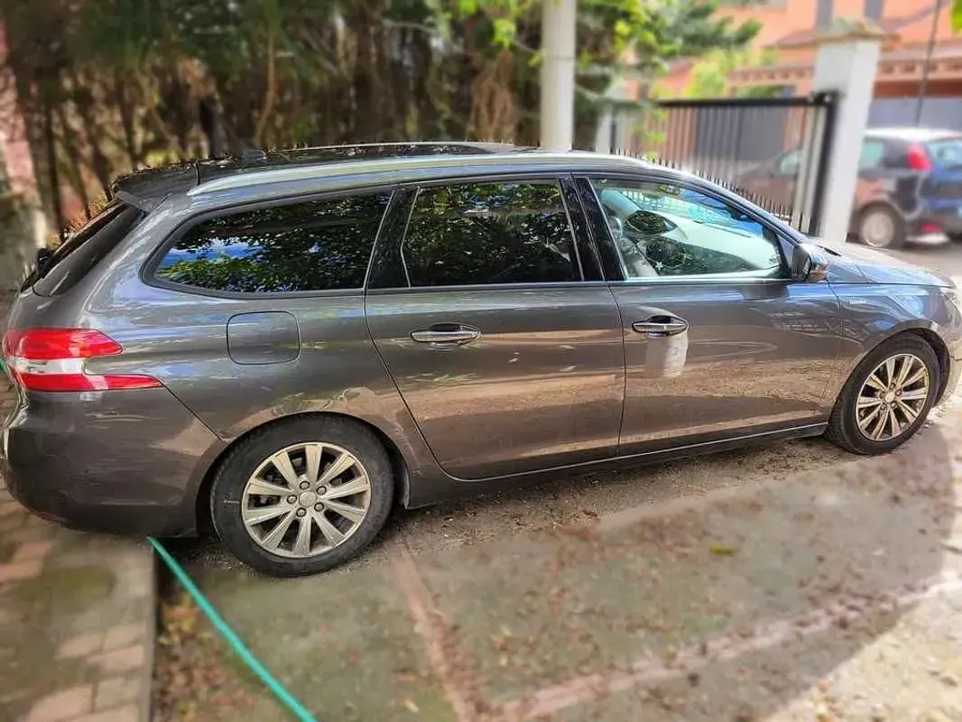 Usado Peugeot 308 SW Style 131 CV (96 kW) 2018 Gris Familiar