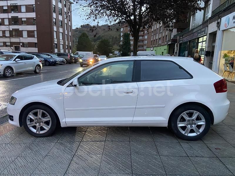Usado Audi A3 Attraction 105 CV (77 kW) 2012 Blanco Berlina