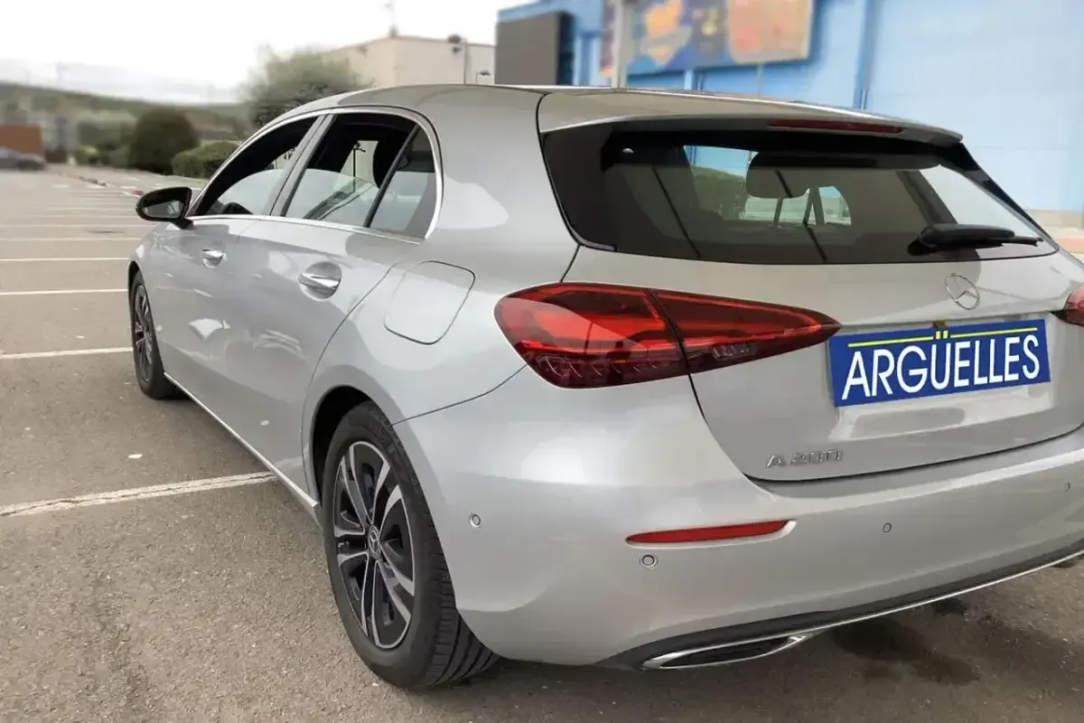 Usado Mercedes A200 163 CV (119 kW) 2023 Plateado Utilitario