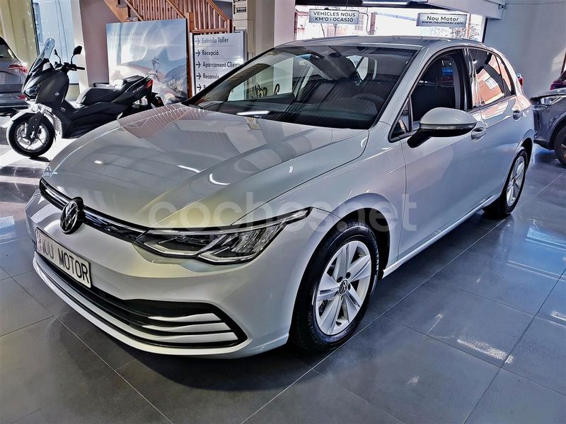 Gris / plata Usado 2023 VW Golf VIII Life Berlina | 26.900 € (Buen precio) - Imagen 1/4