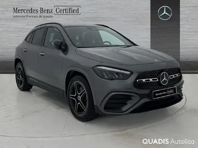Usado Mercedes GLA200 150 CV (110 kW) 2025 Gris montaña SUV