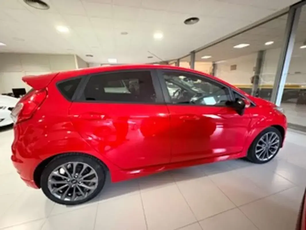 Usado Ford Fiesta ST-Line 101 CV (74 kW) 2017 Rojo Utilitario
