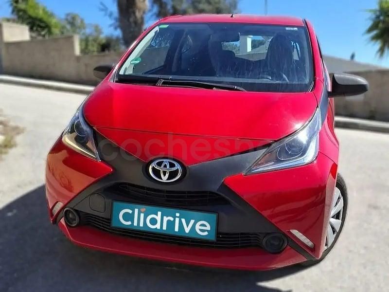 Usado Toyota Aygo X-play 69 CV (50 kW) 2018 Rojo Utilitario