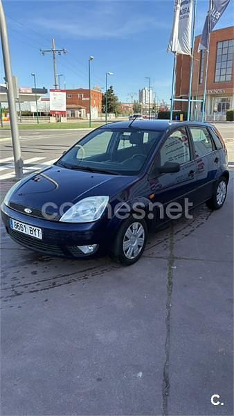 Usado Ford Fiesta Ambiente 68 CV (50 kW) 2002 Azul Utilitario