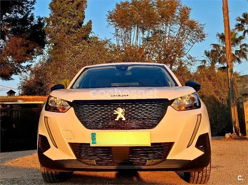 Usado Peugeot 2008 Allure 110 CV (80 kW) 2022 Blanco SUV