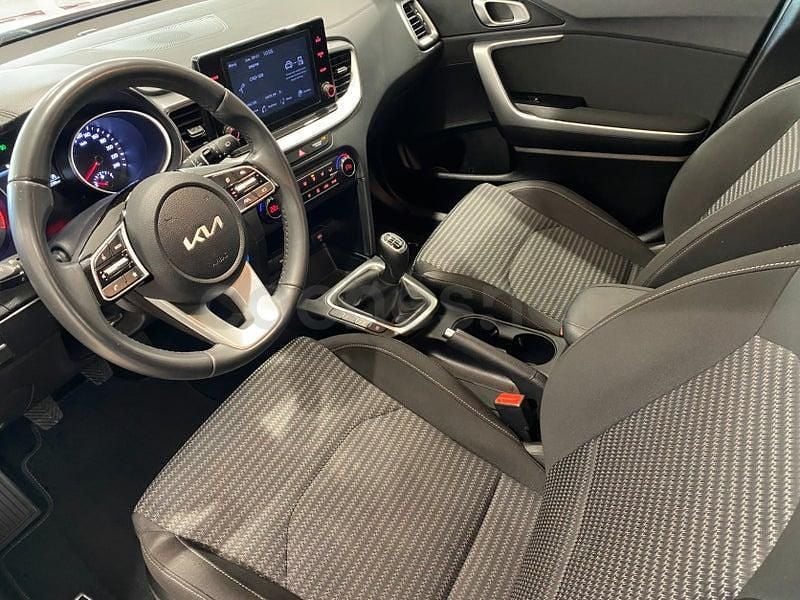 Używany Kia Ceed 100 KM (73 kW) 2022 Czerwony Hatchback