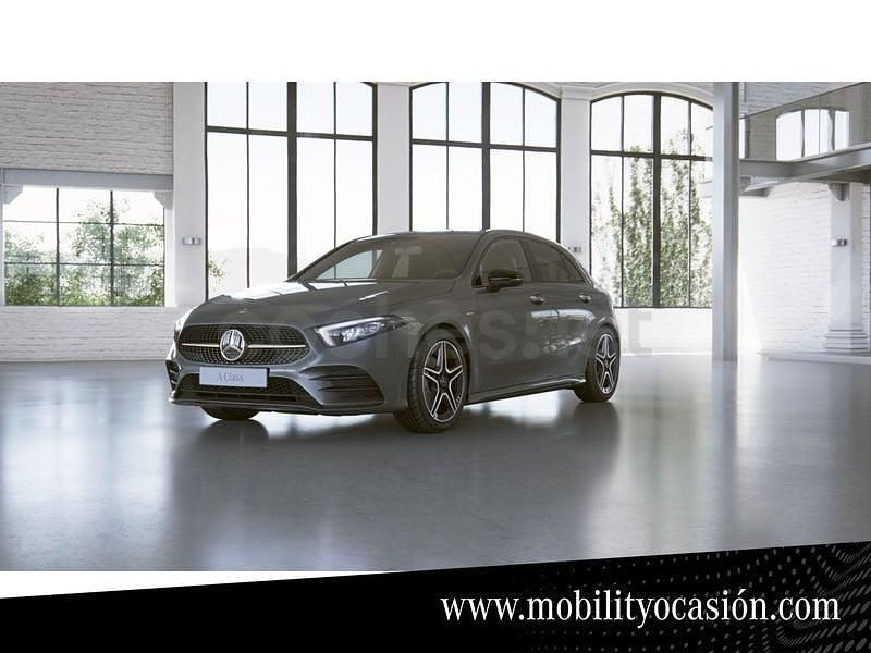 Usado Mercedes A180 AMG line 116 CV (85 kW) 2021 Mountaingrau  met. Berlina