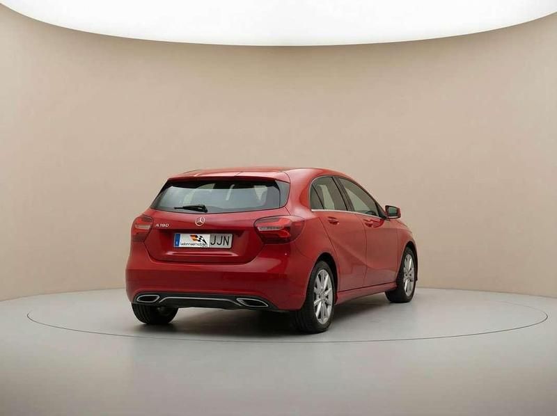 Usado Mercedes A180 Urban 122 CV (89 kW) 2015 Rojo Utilitario