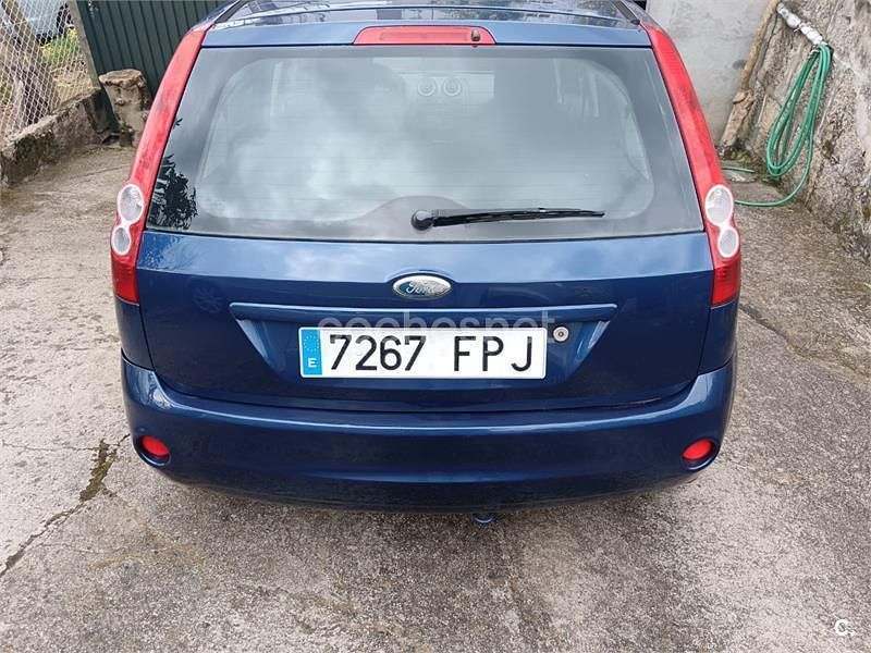 Usado Ford Fiesta Ghia 80 CV (58 kW) 2007 Azul Utilitario