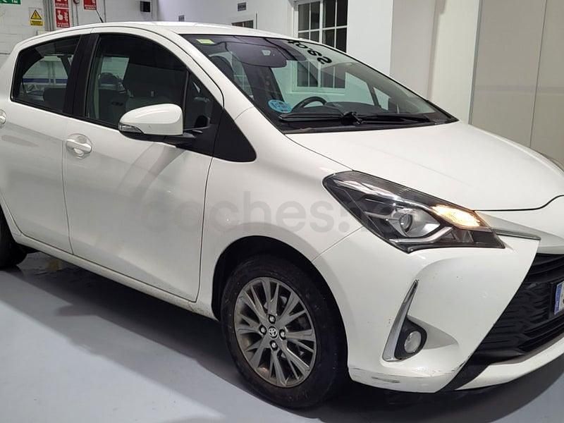 Usado Toyota Yaris Active 69 CV (50 kW) 2019 Blanco Berlina