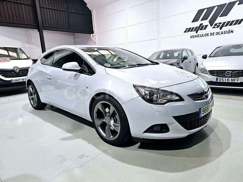 Gris / plata Usado 2012 Opel Astra GTC Sportive Berlina | 6999 € (Precio justo) - Imagen 1/4