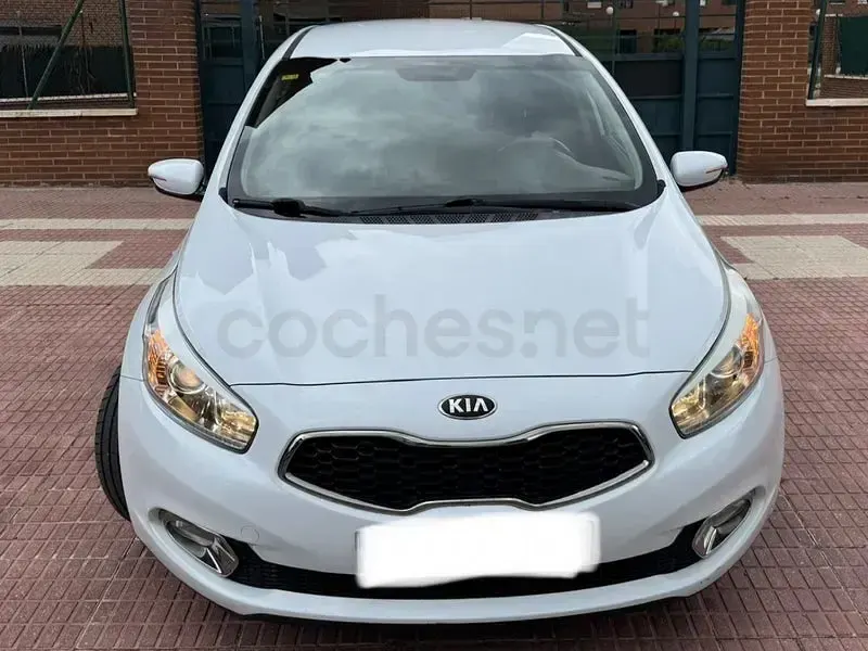 Usado Kia Ceed GT 128 HP (94 kW) 2015 Branco Sedan