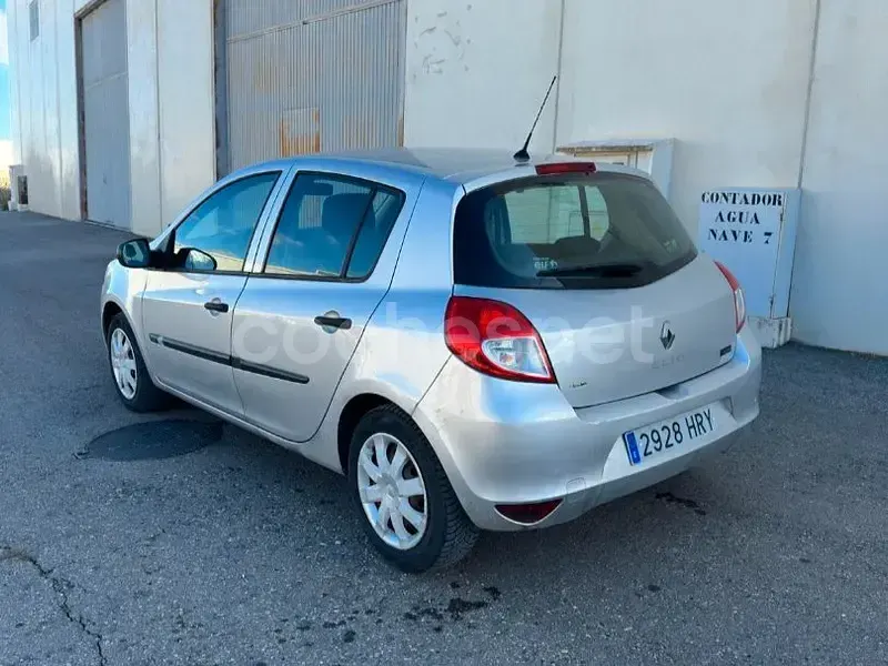 Usado Renault Clio III Collection 75 CV (55 kW) 2014 Gris / plata Berlina