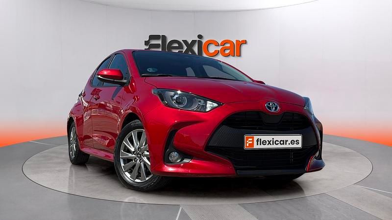 Usado Toyota Yaris Hybrid Business Edition 116 CV (85 kW) 2022 Granate Berlina