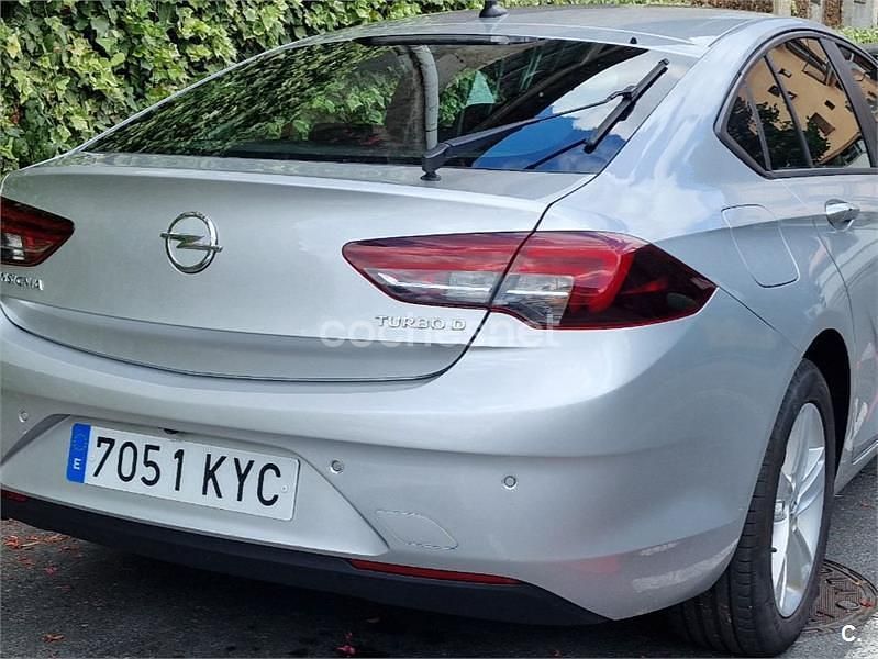Usado Opel Insignia Selective 136 CV (100 kW) 2019 Gris / plata Berlina