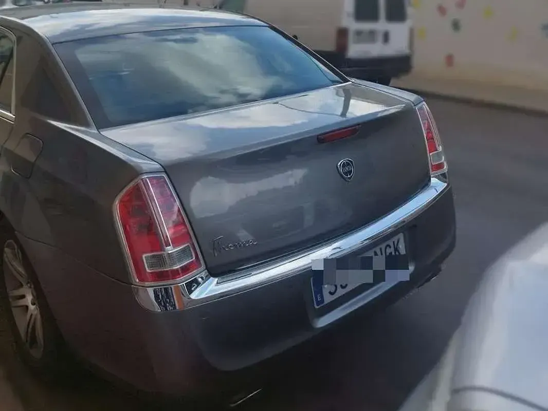 Usado Lancia Thema Platinum 190 CV (139 kW) 2013 Gris Berlina