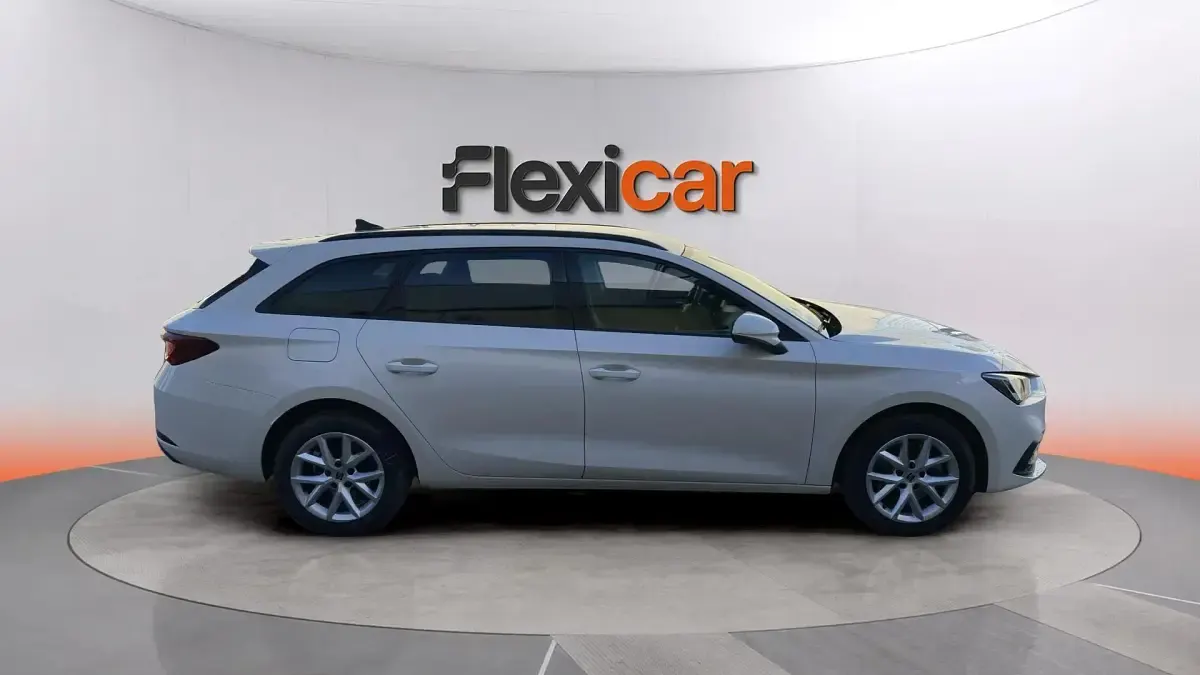 Usado Seat Leon Style 116 CV (85 kW) 2021 Blanco Familiar