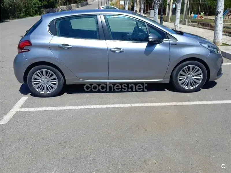 Usado Peugeot 208 Allure 100 CV (73 kW) 2019 Gris / plata Utilitario