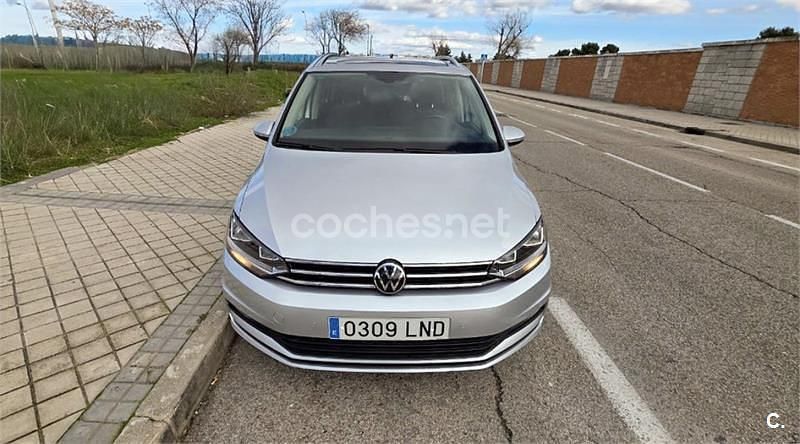 Usado VW Touran Advance 150 CV (110 kW) 2021 Gris / plata Monovolumen
