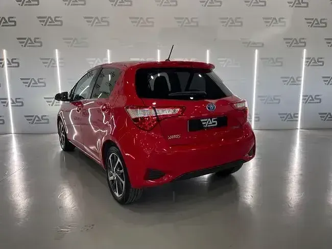 Usado Toyota Yaris Hybrid Active 100 CV (73 kW) 2019 Rojo Utilitario