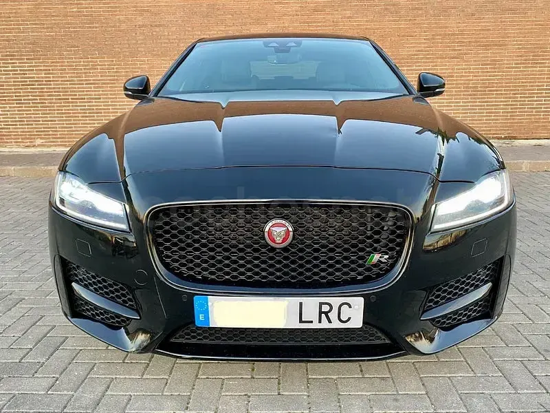 Usado Jaguar XF R-Sport 180 CV (132 kW) 2021 Negro Berlina