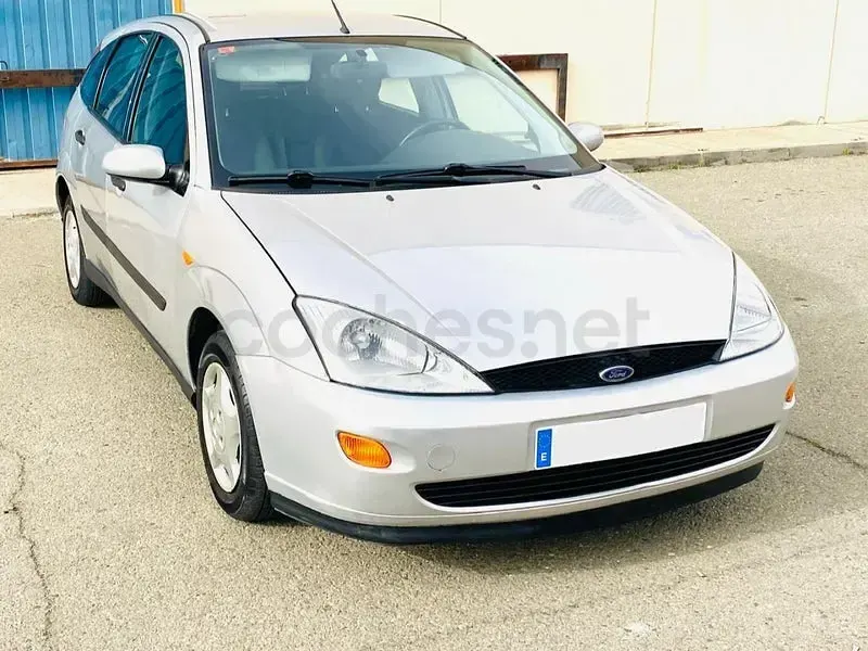 Usado Ford Focus Ambiente 100 CV (73 kW) 2000 Gris / plata Berlina
