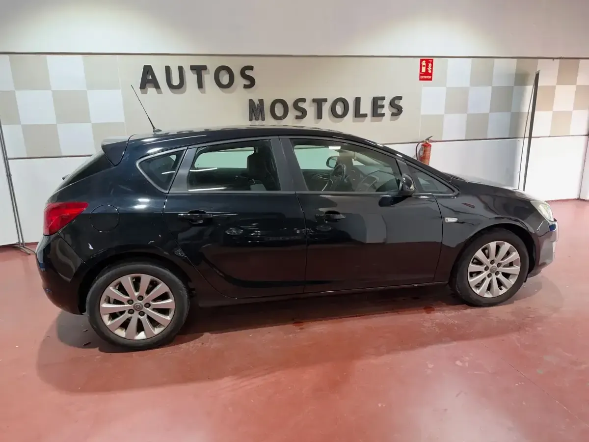 Używany Opel Astra Enjoy 110 KM (80 kW) 2010 Czarny Sedan/Limuzyna