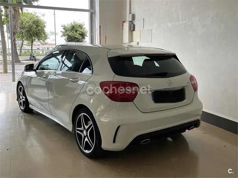 Usado Mercedes A180 AMG line 109 CV (80 kW) 2015 Blanco Utilitario