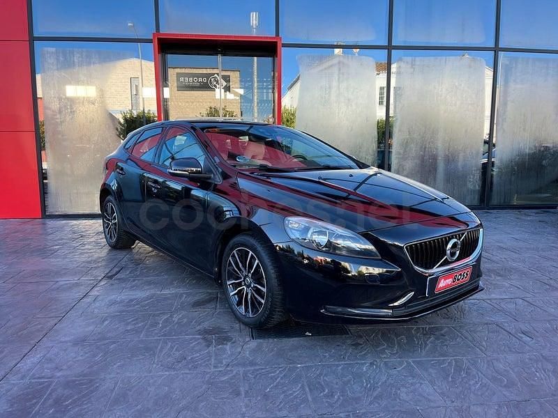 Usado Volvo V40 Momentum 120 CV (88 kW) 2016 Negro Berlina