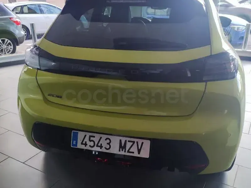 Usado Peugeot 208 Allure 100 CV (73 kW) 2025 Amarillo Utilitario