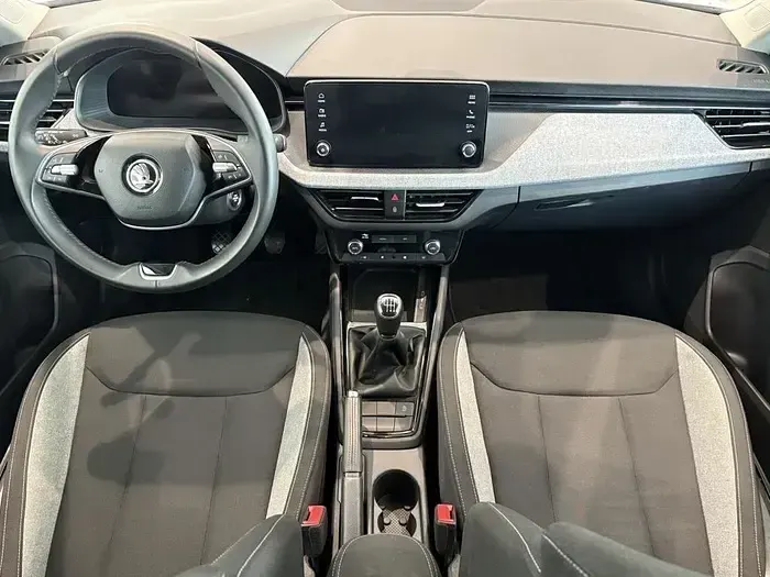 Usado Skoda Kamiq 110 CV (80 kW) 2022 Gris SUV